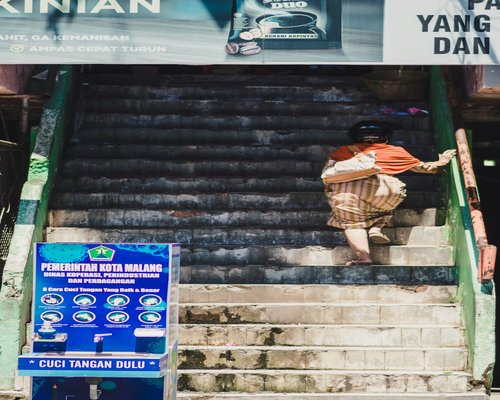 Aktivitas berjalan kaki di lingkungan sekitar tangga